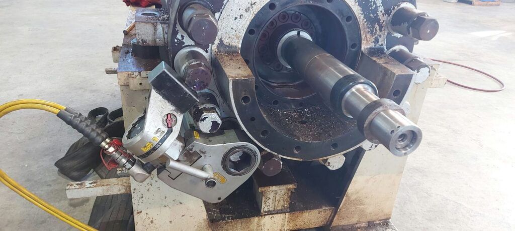 Removal of studs by special hydraulic torque wrench