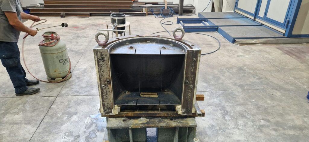 Half bearing prepared with casting mould for pouring new white metal.